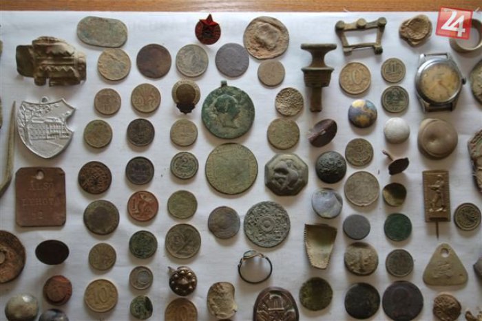 Ilustračný obrázok k článku Obvinenie pre hľadača (23) pokladov: Pri domovej prehliadke zaistili vzácne historické predmety!