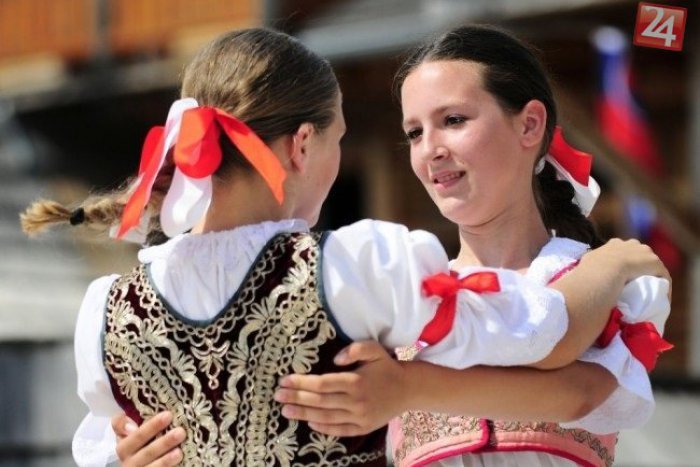 Ilustračný obrázok k článku Kroje, piesne a tance: Trnavská brána sa dokorán otvára folklóru