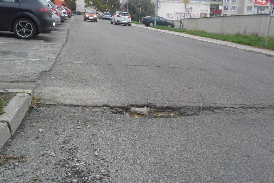 Ilustračný obrázok k článku Chodníky a cesty v Trnave budú opravovať postupne: Stane sa tak podľa stavu poškodenia