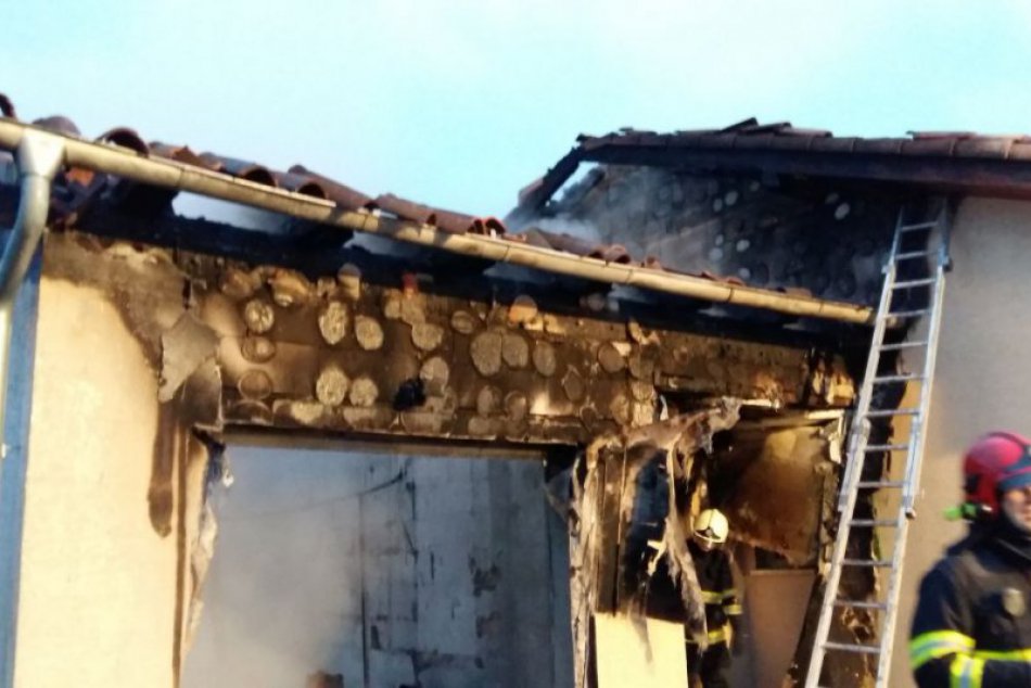 Ilustračný obrázok k článku Horúce prebudenie do mrazivého rána: Oheň zachvátil garáž a strechu domu!
