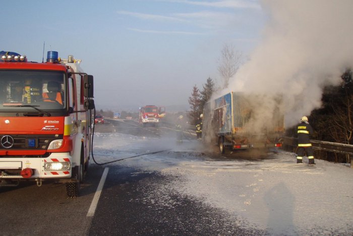 Ilustračný obrázok k článku V Sládkovičove museli zasiahnuť požiarnici: Začalo horieť viacero kamiónov