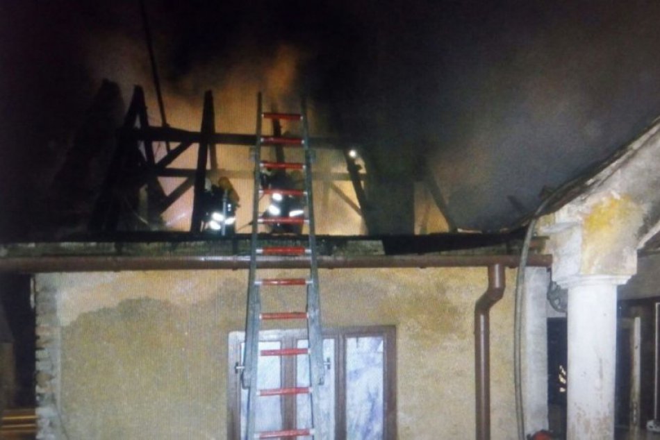 Ilustračný obrázok k článku FOTO: Trnavskí hasiči mali plné ruky práce, zasahovali pri požiari rodinného domu!