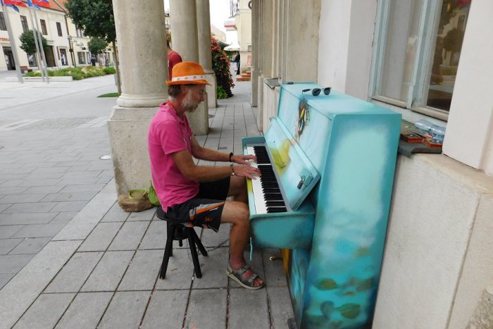 Ilustračný obrázok k článku Muž v klobúku sa v Trnave postaral o zážitok: Sadol za klavír a potom to prišlo