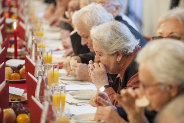 Ilustračný obrázok k článku Trnavskí seniori  platia za obedy rozdielne sumy: Počet stravníkov klesá