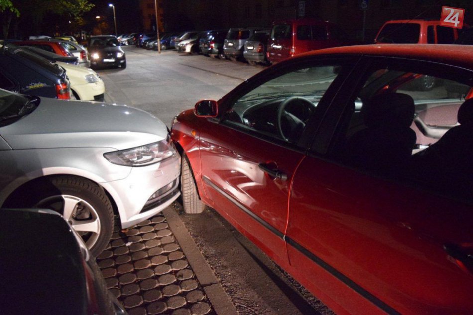Ilustračný obrázok k článku Dopravná nehoda v Trnave: Výmena za volantom a náraz do zaparkovaného auta, FOTO