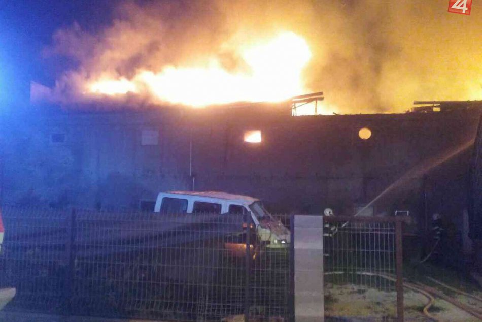 Ilustračný obrázok k článku FOTO: V Trnave vypukol požiar. Horela strešná konštrukcia výrobnej haly!