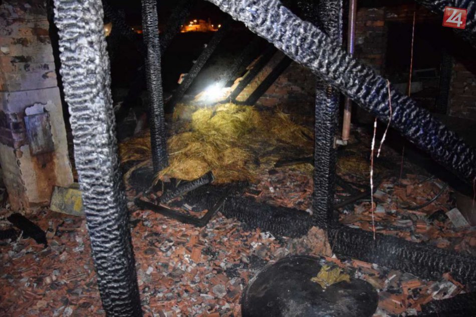 FOTO: Trnavskí hasiči mali plné ruky práce, zasahovali pri požiari rodinného dom