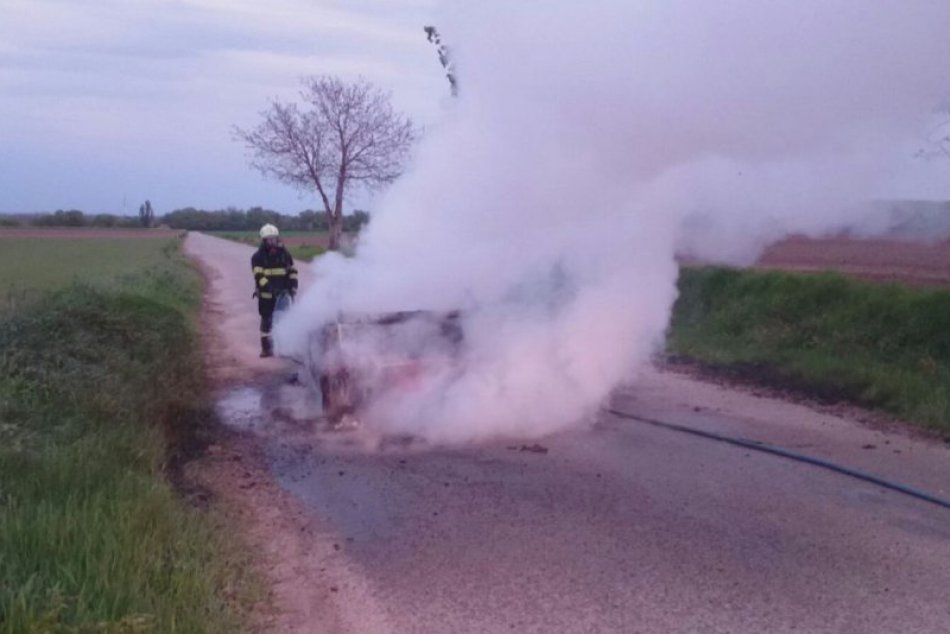 AUTENTICKÉ FOTO: Auto na ceste zachvátili plamene, hasiči v akcii!