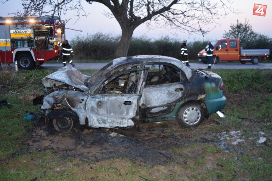 FOTO z nehody pri Trnave: Auto značky Daewoo začalo po náraze do stromu horieť!