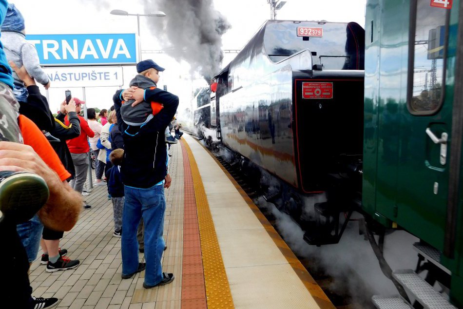 FOTOOBJEKTÍVOM: Takýto krásny parný vlak prechádzal Trnavou