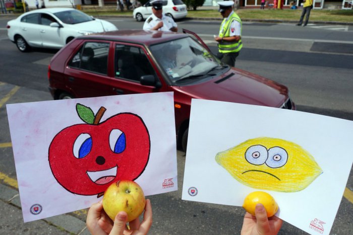Ilustračný obrázok k článku Policajná akcia jablko-citrón na cestách: Detské hliadky budú pokutovať ovocím