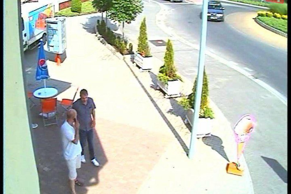 Ilustračný obrázok k článku Z nákladného auta zmizlo vyše 2000 eur: Polícia zverejnila VIDEO podozrivých!