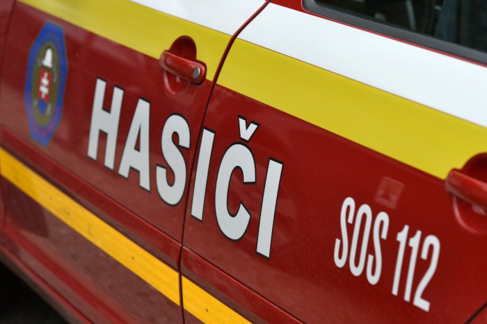 Ilustračný obrázok k článku Na Bratislavskej sa prevrátil nákladiak: Hasiči vyťahovali člena posádky cez čelné sklo