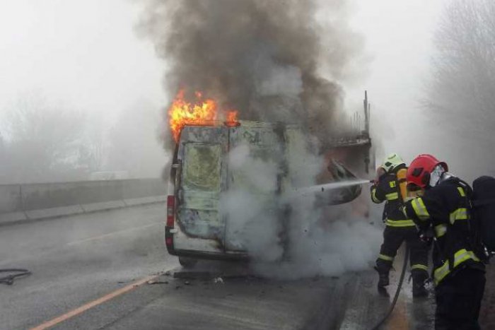 Ilustračný obrázok k článku Nehody na diaľnici, dodávka v plameňoch: Hasiči v akcii! FOTO priamo z miesta