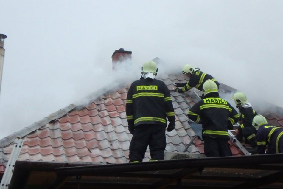 Ilustračný obrázok k článku ZÁBERY priamo z miesta: Hasiči zasahovali pri požiari strechy domu