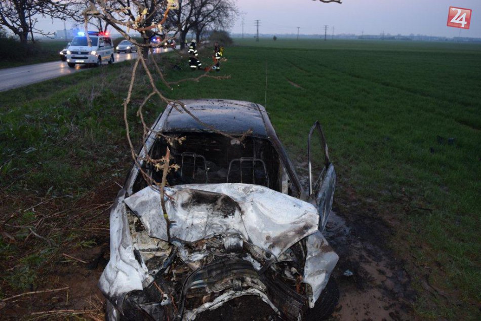 Ilustračný obrázok k článku Dráma pri Trnave: Auto nabúralo do stromu a začalo horieť! FOTO