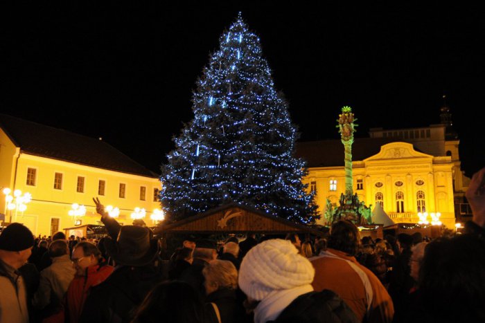 Ilustračný obrázok k článku Vianočné trhy v kocke: Kompletný program a sprievodné podujatia v Trnave