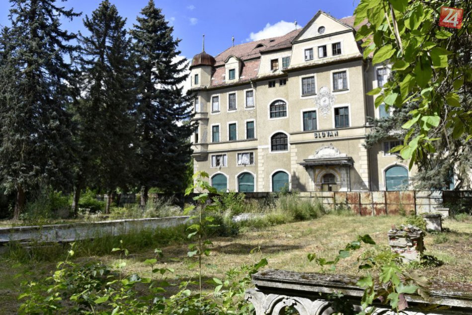 Ilustračný obrázok k článku Bol luxusnou pýchou Piešťan: Slávny hotel Slovan tri desaťročia chátra, VIDEO