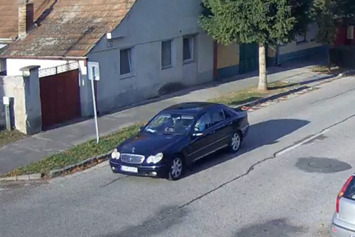 Ilustračný obrázok k článku Podozrivá trojica mala okrádať seniorov pri Trnave: Vo vozidle sa našli "pracovné" úbory