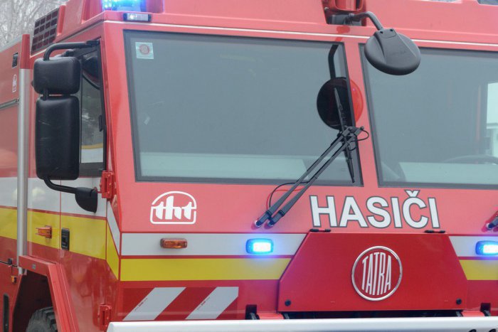 Ilustračný obrázok k článku Hasiči v akcii: Vyhrievacia fľaša spôsobila požiar na terase klubu