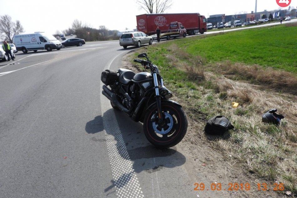 Ilustračný obrázok k článku Zrážka auta s motocyklistom: Polícia hľadá svedkov nehody, FOTO