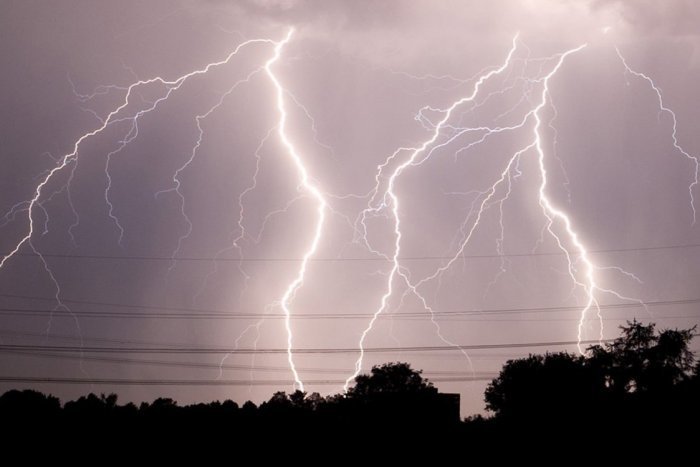 Ilustračný obrázok k článku Okres Trnava môžu zasiahnuť búrky s krúpami: Meteorológovia už vydali výstrahu