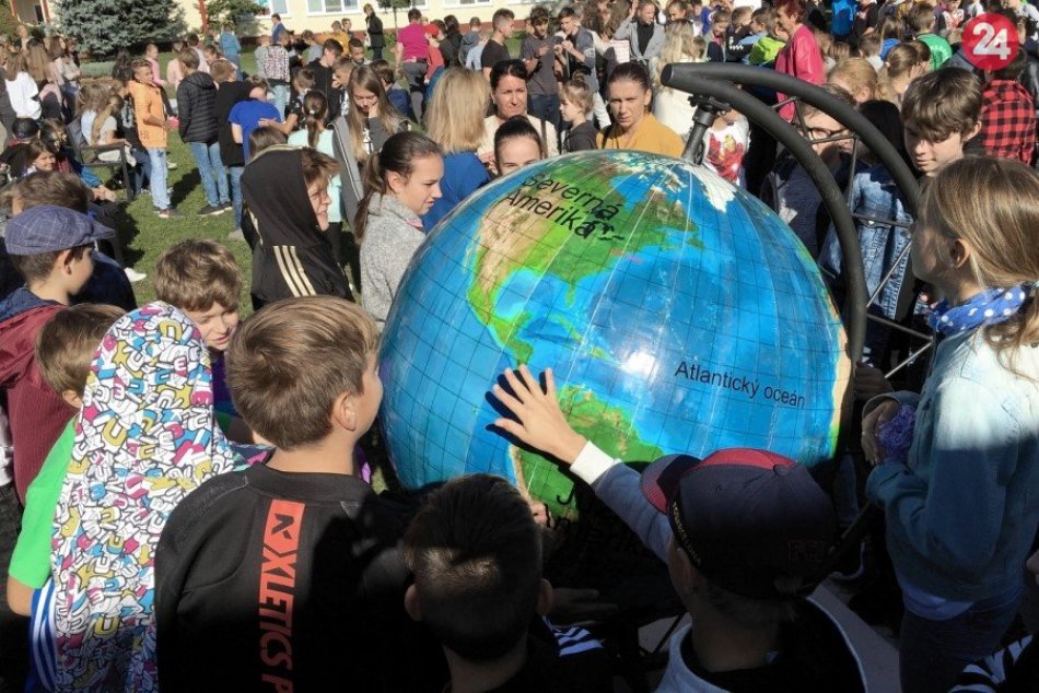 Ilustračný obrázok k článku Celý svet ako na dlani: Školáci dostali zaujímavé geografické pomôcky
