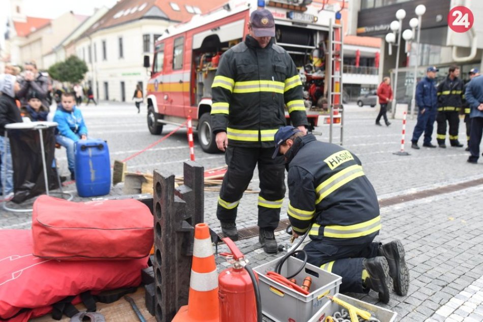 Ilustračný obrázok k článku Trojičné námestie ovládli hasiči: Trnava hostí krajskú súťaž vo vyslobodzovaní, FOTO