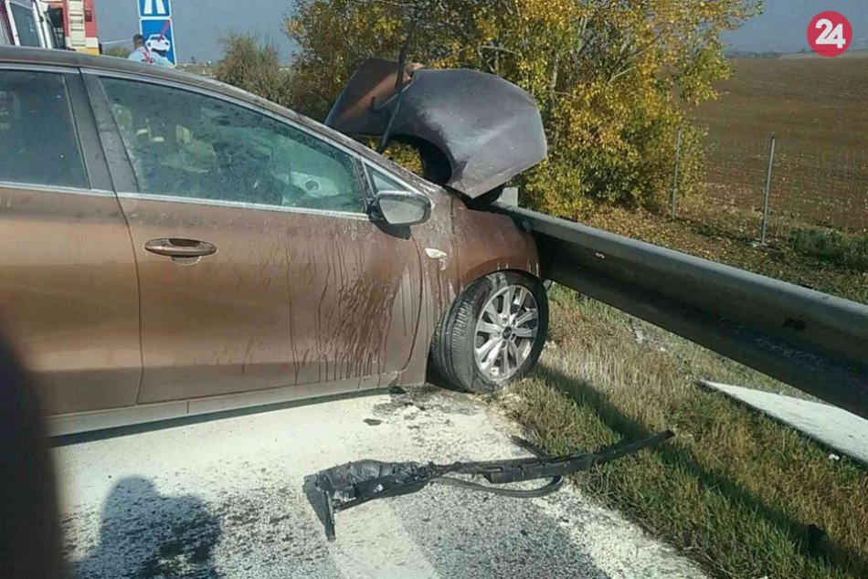 Ilustračný obrázok k článku Dopravná nehoda na R1: Auto začalo horieť, vodič je v bezvedomí, FOTO