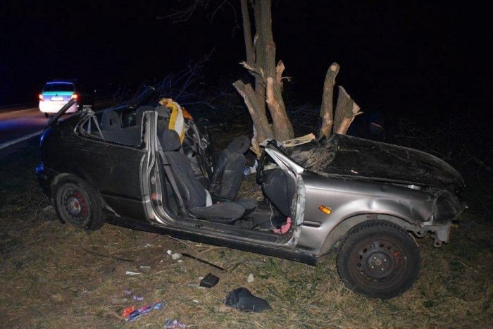 Ilustračný obrázok k článku Narazil do stromu pri Cíferi: Vodič na mieste mŕtvy, štyria spolujazdci zranení