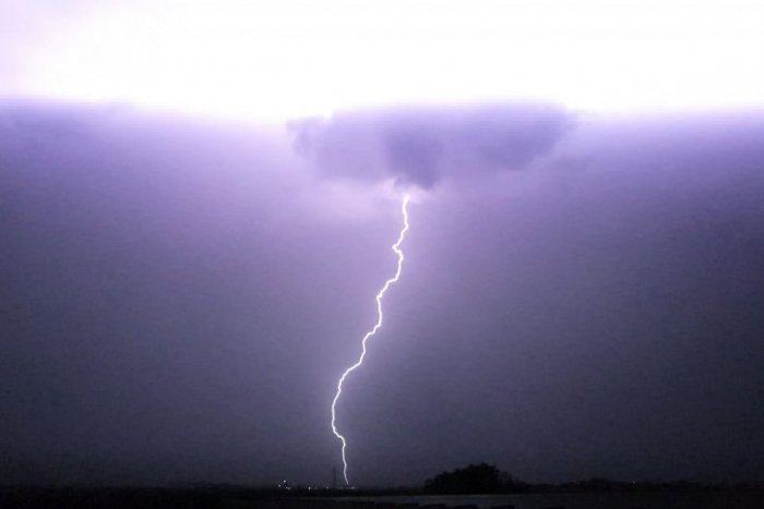 Ilustračný obrázok k článku Búrka v Trnave: Šťastlivec odfotil blesk na svojom balkóne!, FOTOSÉRIA