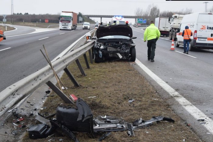 Ilustračný obrázok k článku Hromadná nehoda pred Trnavou: Jedno z áut skončilo vo zvodidlách, FOTO