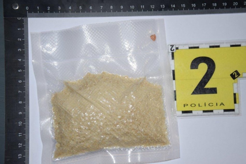 Ilustračný obrázok k článku Polícia udrela na dílerov: V trnavskom byte našli drogy za tisíce eur