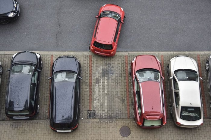 Ilustračný obrázok k článku Vodiči, dajte si POZOR! Ďalšie parkovacie miesta sa stali súčasťou rezidentskej zóny
