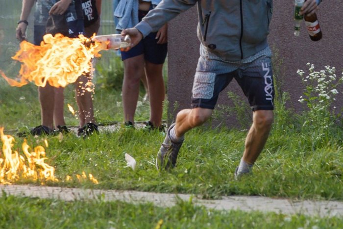Ilustračný obrázok k článku V Dunajskej Strede vyčíňal vandal: Do školy hodil molotovov koktail!