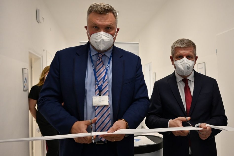 Ilustračný obrázok k článku Trnavská nemocnica má nové priestory na očkovanie: Otvoril ich minister Lengvarský
