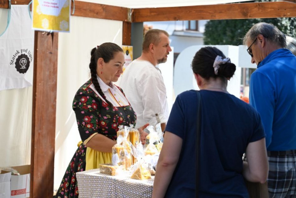 Ilustračný obrázok k článku Včelársky festival v Trnave:  Medy si môžete kúpiť priamo pred radnicou