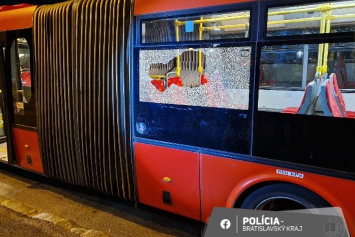 Ilustračný obrázok k článku Po zápase so Slovanom mal rozbiť okno na autobuse: Polícia OBVINILA trnavského fanúšika!