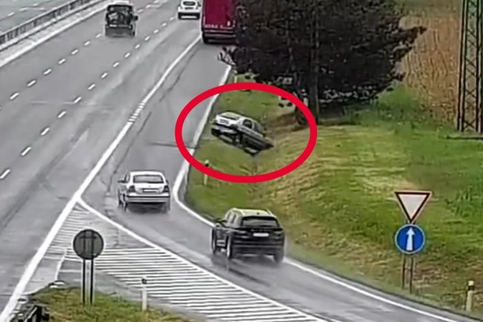 Ilustračný obrázok k článku Nehoda na diaľnici zachytená na VIDEO: Mladá vodička s autom VYLETELA do priekopy