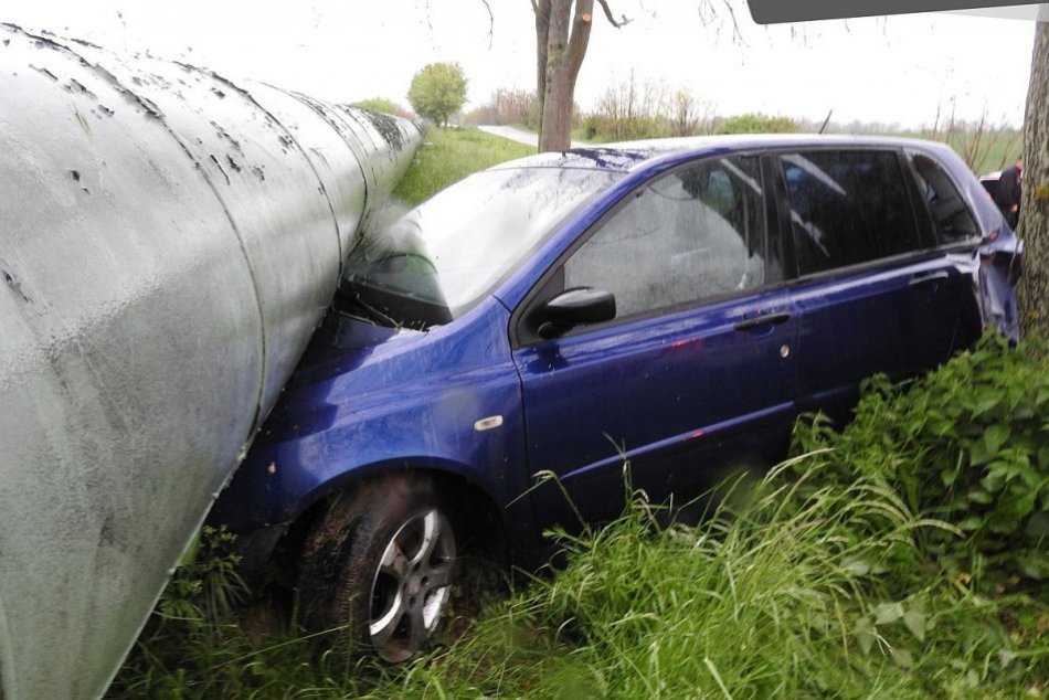 Ilustračný obrázok k článku Opitý vodič vletel s autom pod PAROVOD: Po nehode z miesta odkráčal akoby nič
