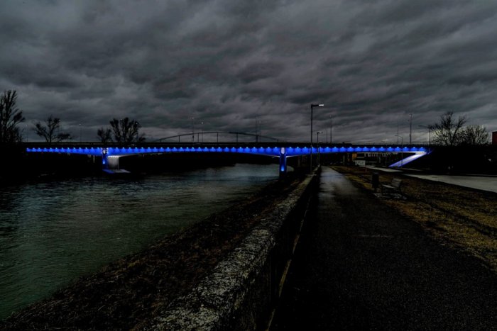 Ilustračný obrázok k článku Hlohovecký most dostal aj nové osvetlenie: Slávnostne ho ROZSVIETIA