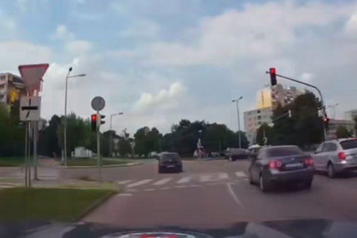 Ilustračný obrázok k článku ŠIALENÁ jazda ulicami, vodič sa dal na ÚTEK: Vyskočil z idúceho auta, VIDEO
