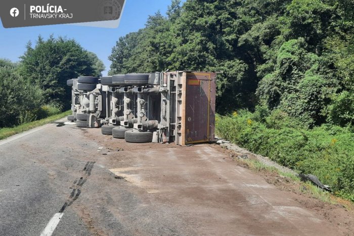 Ilustračný obrázok k článku Vodiči, pozor: Na Záhorí sa prevrátil kamión