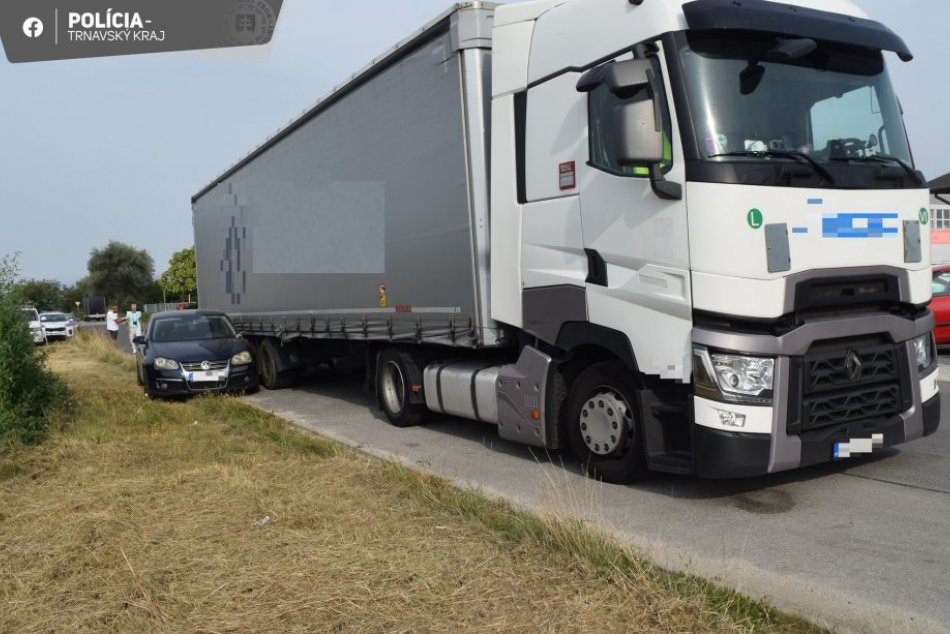 Ilustračný obrázok k článku Kuriózna nehoda v Piešťanoch: Kamión ŤAHAL osobné auto niekoľko metrov