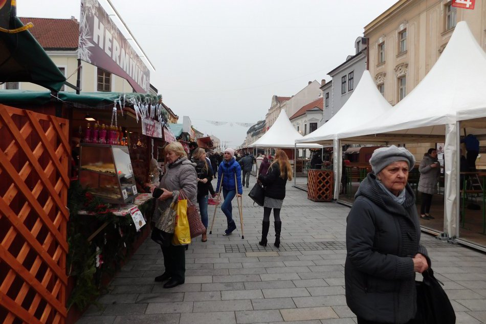FOTOGALÉRIA: Naše mesto už ovládla atmosféra vianočných trhov