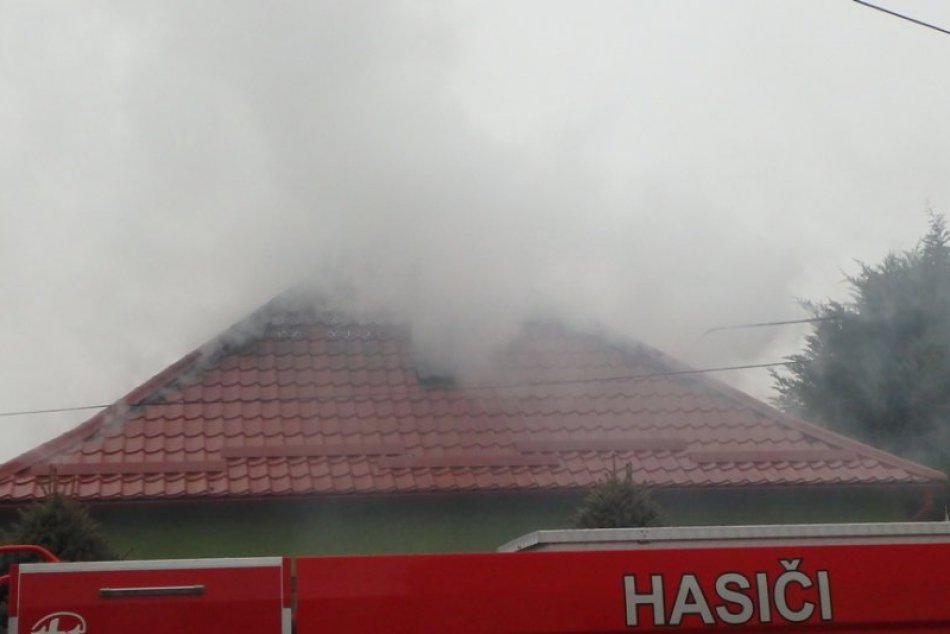 FOTO priamo zo zásahu hasičov pri požiari strechy domu
