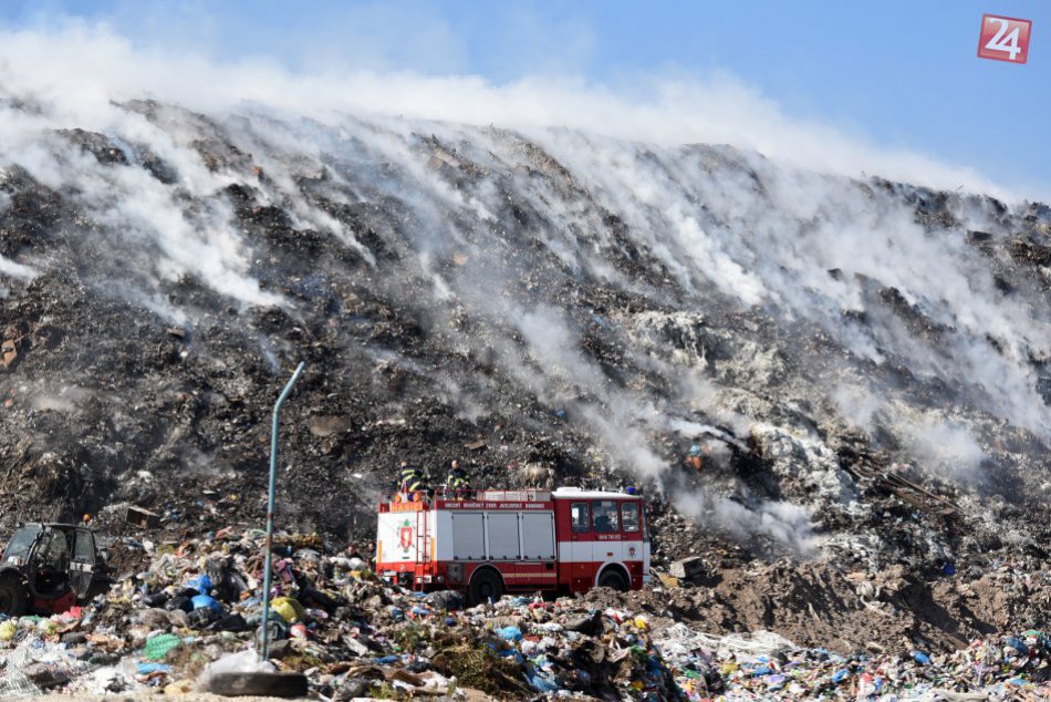 FOTOGALÉRIA z požiaru na skládke komunálneho odpadu v Trnave