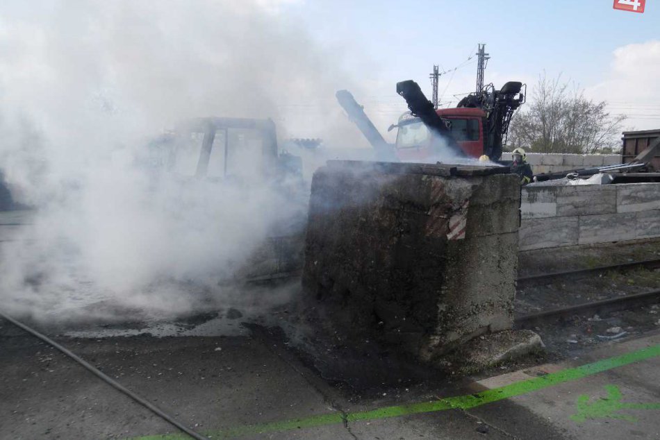ZÁBERY Z MIESTA: Trnavskí hasiči zasahovali pri požiari vozidiel
