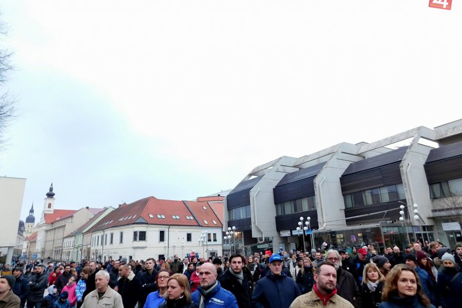 OBRAZOM: Protest za slušné Slovensko odštartovalo aj na Trojičnom námestí v Trna