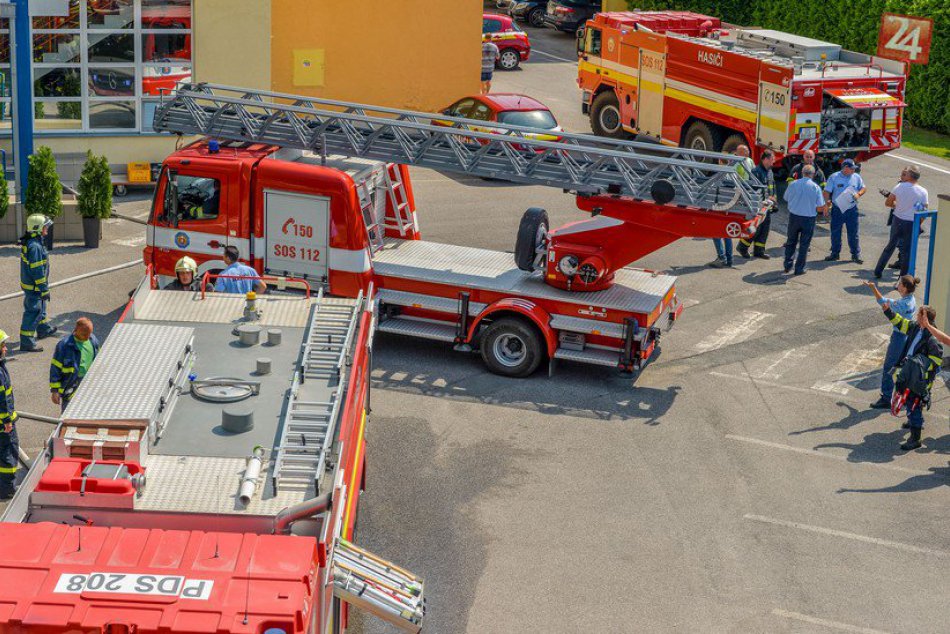 FOTO: Hasiči pokračujú v hasebných prácach pri požiari haly v Dunajskej Strede